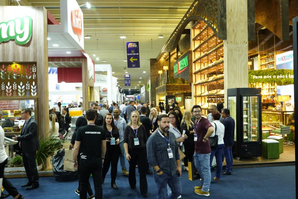 O setor supermercadista paranaense recebe por dia 2,7 milhões de clientes em quase 5 mil lojas, gera aproximadamente 200 mil empregos diretos e indiretos e registrou faturamento de R$ 60 bilhões em 2021 - 9,9% do faturamento do segmento no Brasil.