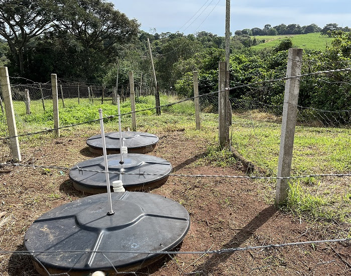  No sítio Monte Alto, a fossa rudimentar deu lugar à Fossa Séptica Biodigestora, que trata o esgoto sanitário e gera biofertilizante utilizado na propriedade para adubar pés de café. Foto: Joana Silva