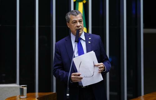 Ampliar o prazo para adesão será importante para pequenos produtores com dificuldades no acesso a novas tecnologias, na avaliação do deputado Daniel Agrobom (PL-GO). Foto: Pablo Valadares/Câmara dos Deputados