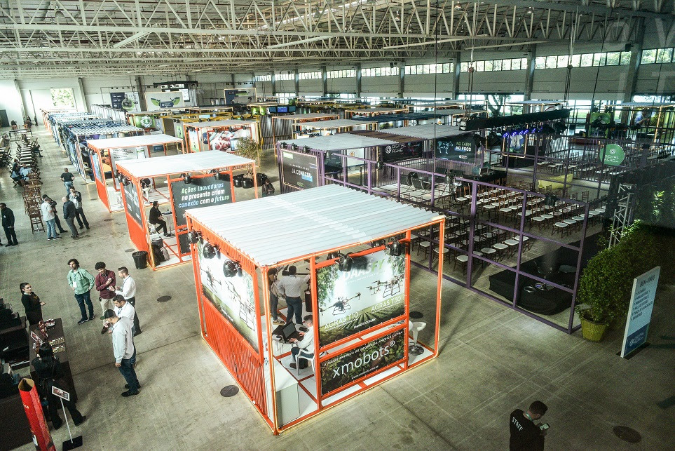  Como a IA está sendo aplicada no campo e de que forma o agricultor pode aproveitar essa oportunidade serão discutidos no 6º Digital Agro, evento de inovação que neste ano acontece simultaneamente à 16ª ExpoFrísia, evento voltado à pecuária leiteira.