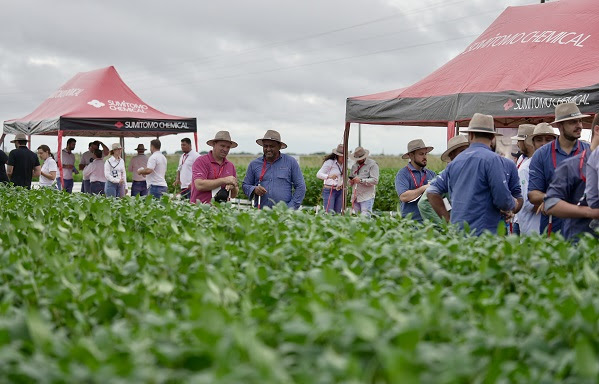 O evento é um dos mais completos encontros agrícolas promovidos pela iniciativa privada, mesclando a teoria e a prática para centenas de visitantes formados por produtores, consultores e representantes de distribuidoras.