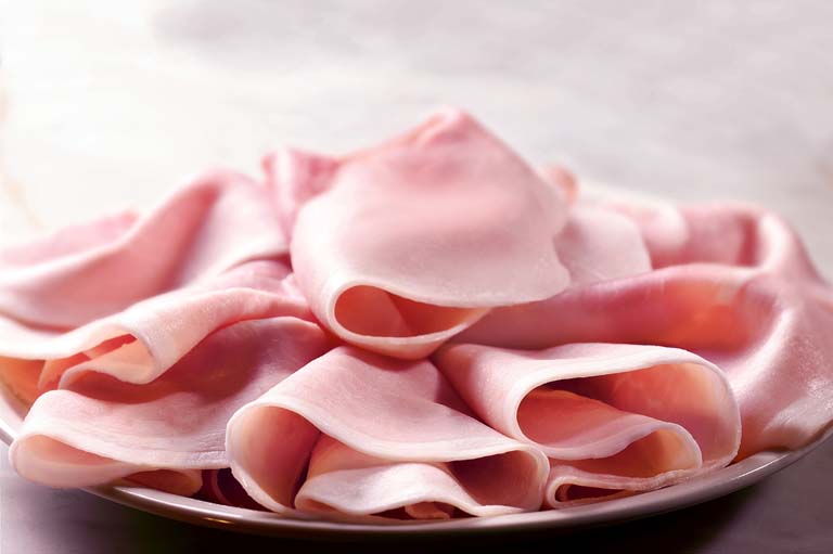 Os presuntos cozido; cozido superior; e cozido tenro são produtos cárneos obtidos exclusivamente de cortes íntegros de pernil suíno. Já o presunto cozido de aves é o produto cárneo obtido exclusivamente de carnes do membro posterior de aves desossadas, mo