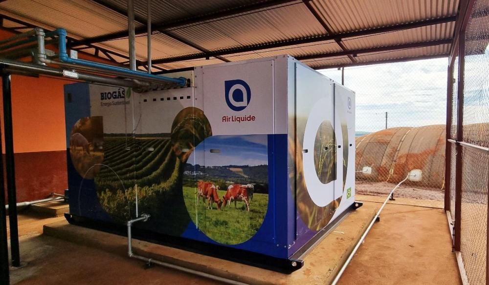 A solução tem capacidade para processar até 50 e 100 metros cúbicos de biogás por hora, gerando aproximadamente 30 e 60 metros cúbicos de biometano, que podem abastecer entre 3 a 10 tratores por dia dependendo das atividades. 