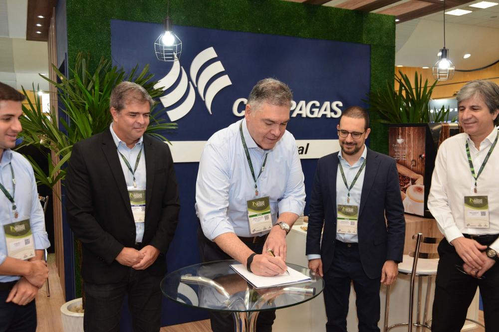 Compagas e Scania anunciam parceria para impulsionar GNV e biometano em veículos pesados - Na foto, o diretor-presidente, Rafael Lamastra Jr, o diretor técnico-comercial, Fábio Eduardo Morgado, e o diretor de administração e finanças Vitor Hill; e pela Sc
