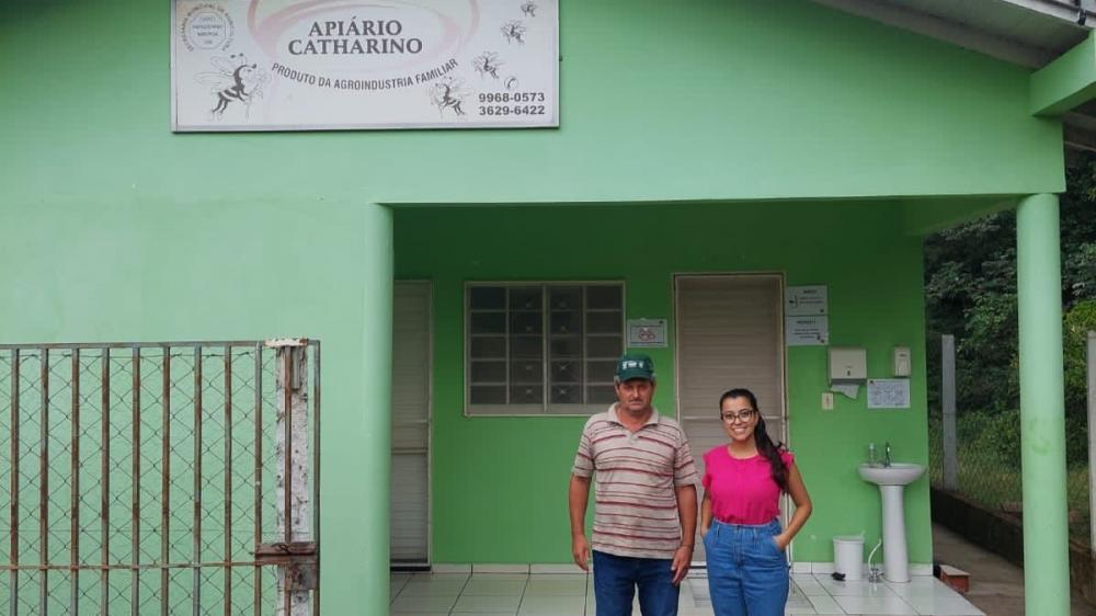 O SUSAF-PR, criado por lei em 2013 e regulamentado em 2020, tem o objetivo de promover a equivalência entre os serviços de inspeção municipais e estadual. O programa é destinado especialmente às agroindústrias familiares e às de pequeno porte. 