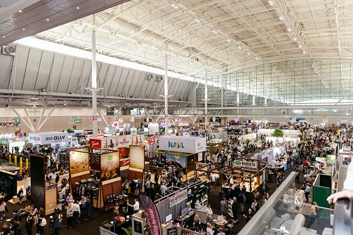 Com mais de 40 países representados, a feira reúne toda a cadeia produtiva dos cafés especiais, desde produtores até torrefadores e varejistas. 