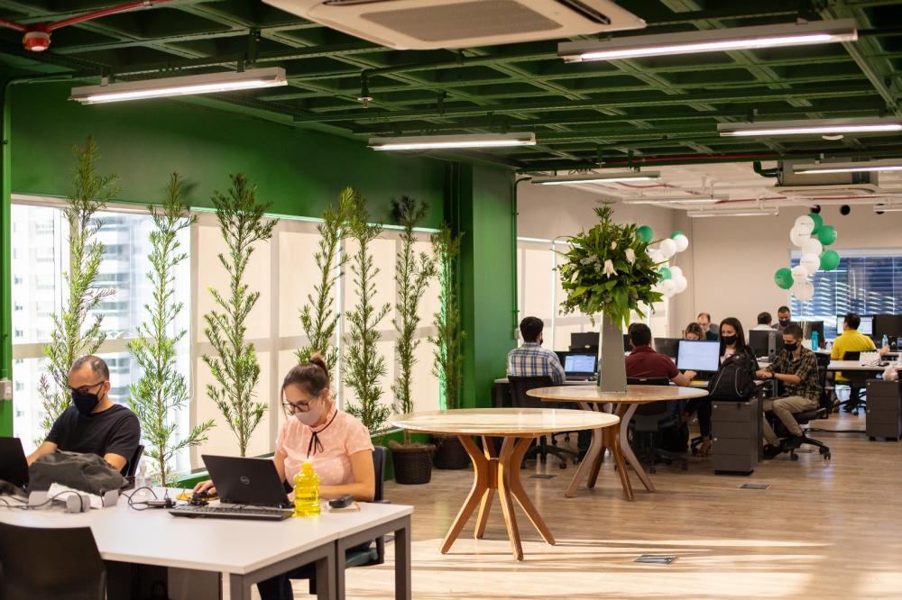 Os currículos devem ser cadastrados pelo site da empresa até dia 30 de abril. O requisito básico para se candidatar a uma das vagas é ter curso superior completo em qualquer área. 