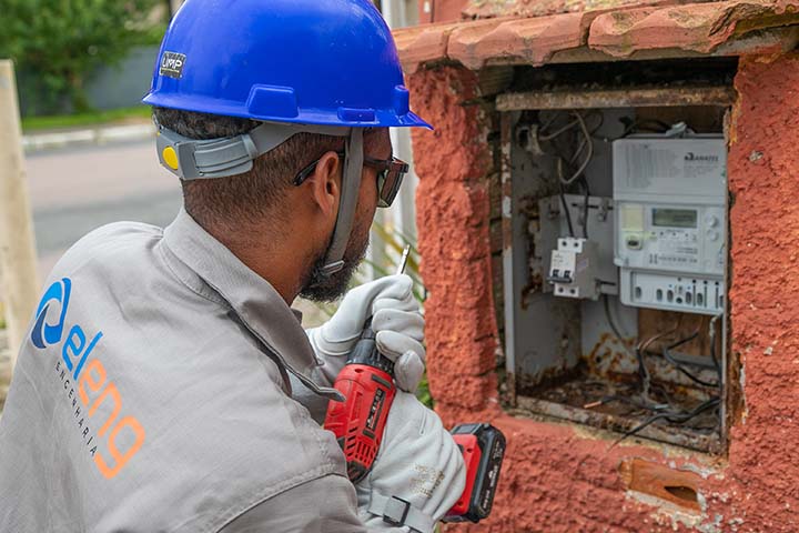 O serviço de troca dos medidores é gratuito, feito com a rede desligada e tem previsão de durar aproximadamente uma hora em cada domicílio. Ele é realizado por eletricistas uniformizados e identificados pelo crachá da empresa contratada Eleng. Foto divulg