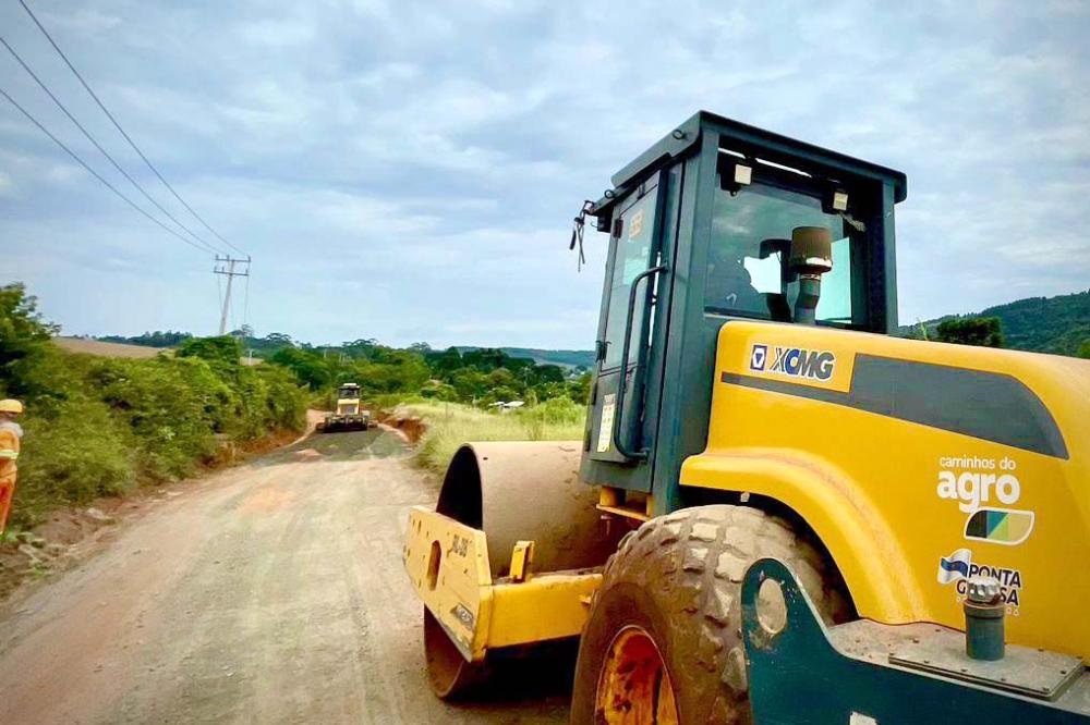 As obras de recuperação e readequação das estradas rurais consistem no patrolamento, escarificação, cascalhamento e compactação do leito, entre outros trabalhos.