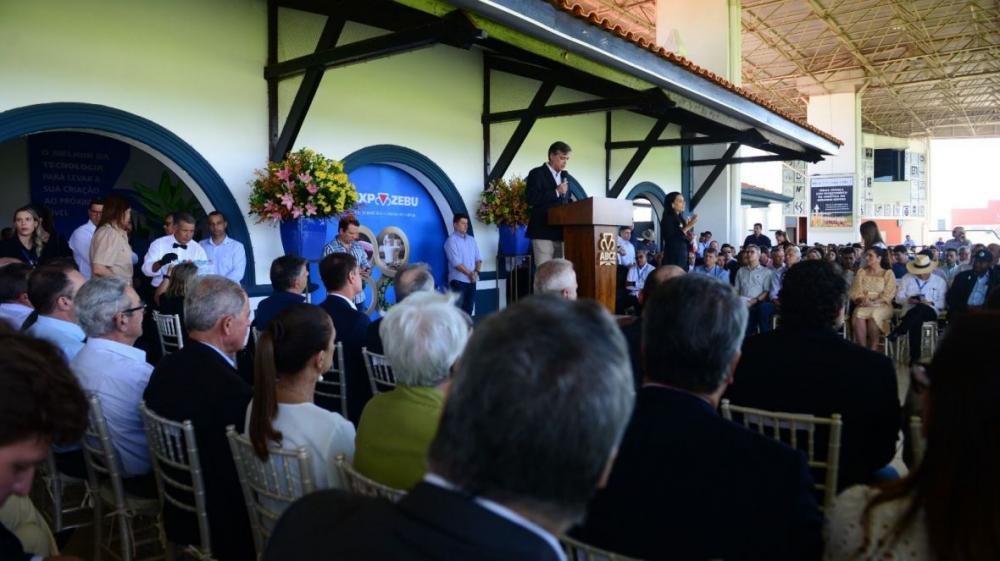 Os olhos do mundo voltados para Uberaba, na abertura da ExpoZebu, maior feira de pecuária zebuína do mundo. Autoridades políticas e representantes de entidades classistas internacionais presentes. A feira deve movimentar cerca de R$ 350 milhões e receber 