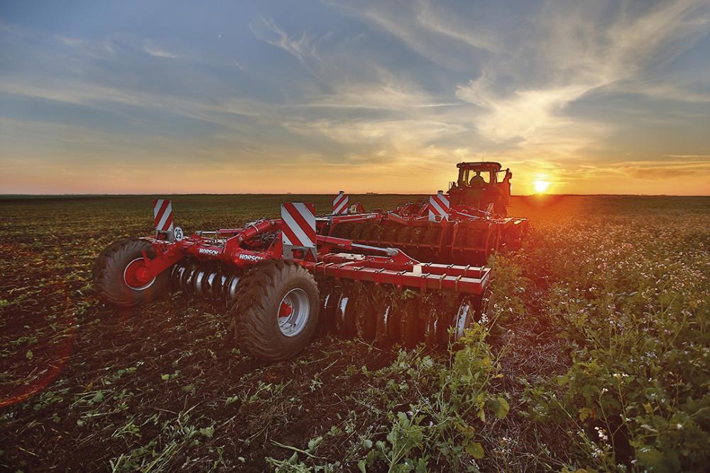 Linha de semeadoras de grãos finos Dakar no modelo VF que possui dimensionamento de 60 linhas, espaçamento de 17cm, dosador elétrico para adubo e semente, reservatórios de fertilizante para 4500 kg e para semente 3 mil kg. A largura de transporte é de 3,2