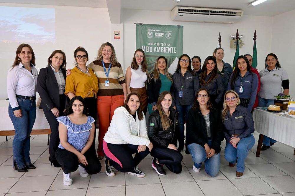 Produtoras rurais discutem a importância da regularização ambiental em encontro promovido pelo Sindicato Rural de Castro. Foto Toninho Anhaia