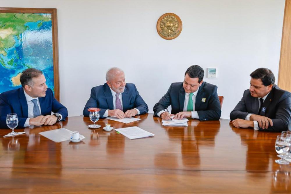 O governador Carlos Massa Ratinho Junior assinou nesta quarta-feira (03), em Brasília, em encontro com o presidente Luiz Inácio Lula da Silva e o ministro dos Transportes, Renan Filho, o documento que delega as rodovias estaduais do Paraná ao governo fede