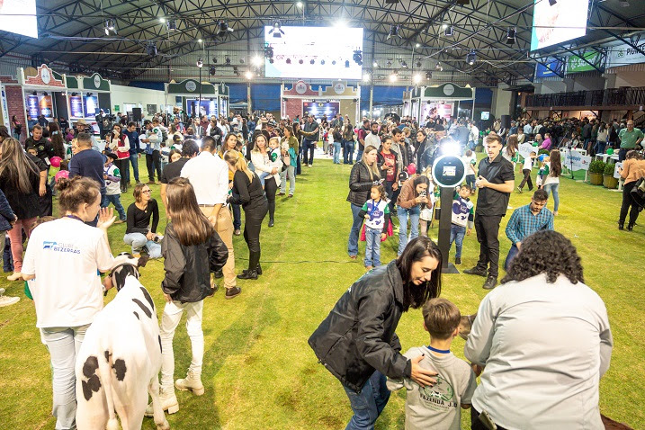 A edição deste ano das feiras contou com 85 marcas expositoras, que completaram com qualidade a programação, seja na exposição nos estandes ou nas Demozones, com apresentação de drones agrícolas, máquinas de ordenha robotizada, entre outros. Fotos:: BHP P