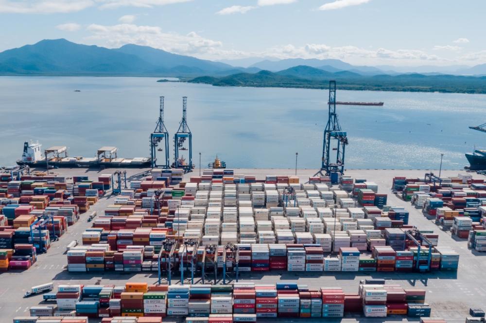 Na comparação com o mesmo período de 2019, o crescimento no volume total é de 1%. Contêineres cheios e de cargas refrigeradas subiram 18% e 17%, respectivamente.