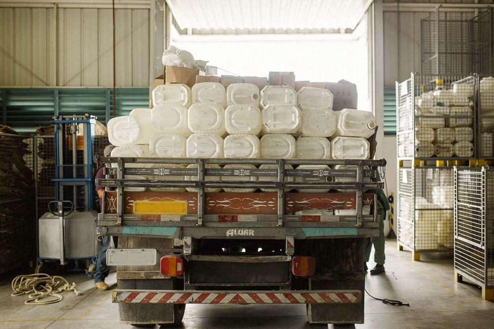 A destinação das embalagens de forma correta está prevista em legislação específica e qualquer prática que fuja disso, como desvios e devolução em locais irregulares, pode configurar crime ambiental, passível de multas e até prisão.