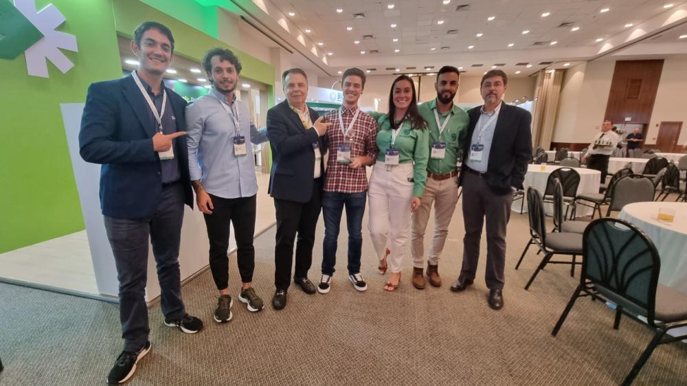 Equipe da Sementes Mutuca comemora o prêmio internacional por práticas sustentáveis na agricultura.