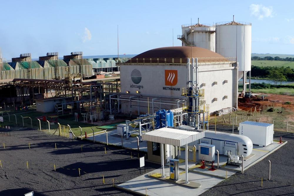 A Adecoagro está utilizando cerca de 3% da vinhaça gerada, para produzir 6.600Nm3/dia de biometano, o equivalente a 6.000 litros de diesel/dia.
