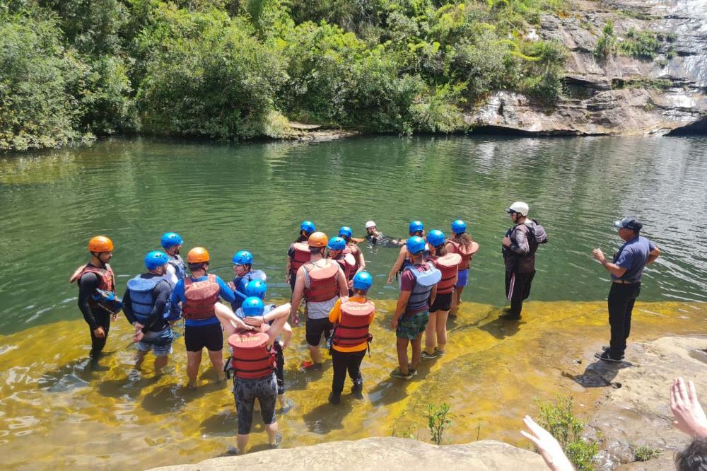 Guias da empresa Aquatrekking em ação no Lago Azul, dentro do Parque Estadual do Vale do Codó, em Jaguariaíva. Foto: Mariana Balloni