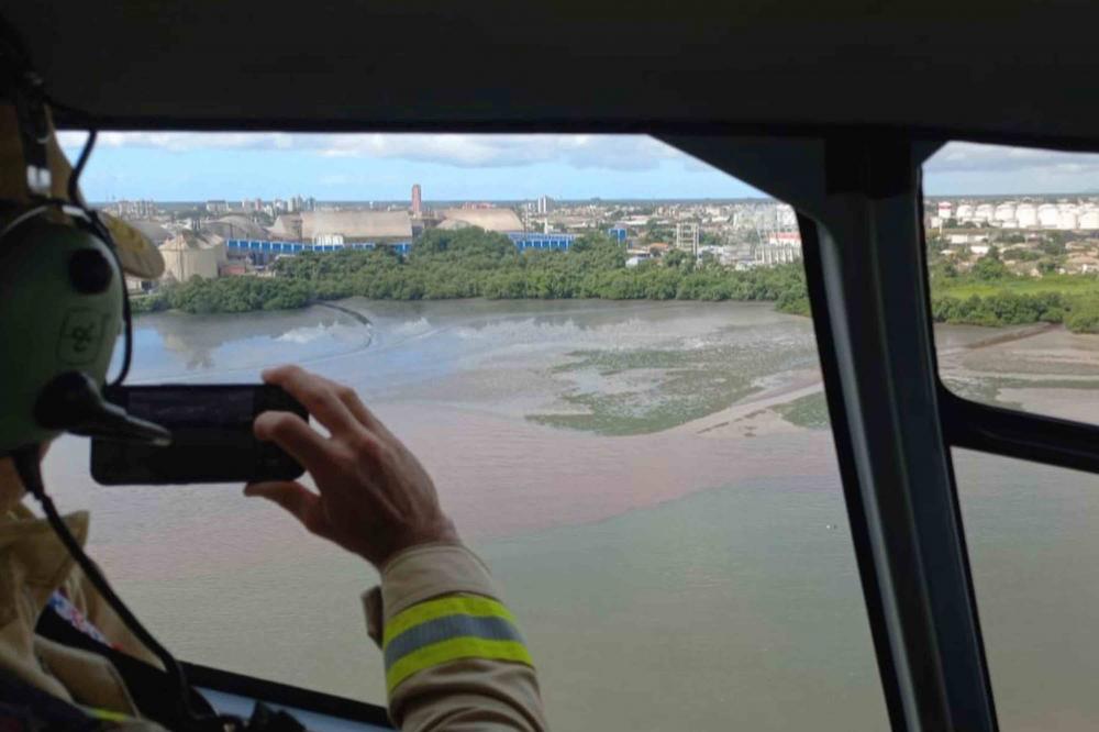 IAT multa empresa responsável pelo vazamento de nafta em R$ 1,5 milhão e libera pesca no Litoral Foto: IAT