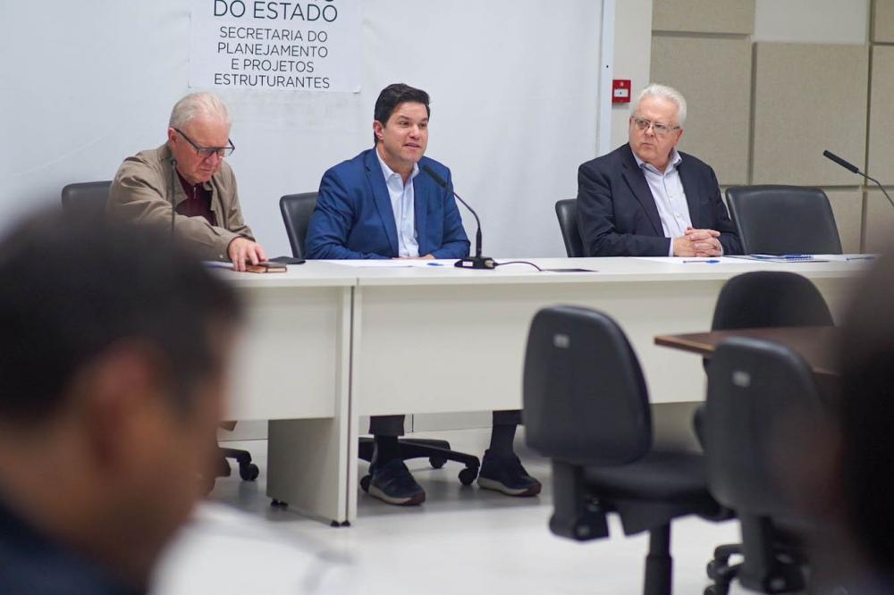 O secretário de Estado do Planejamento, Guto Silva, ladeado por Celso Kloss, presidente do Tecpar (à dir.) e Ramiro Wahrhaftig, presidente da Fundação Araucária (à esq.) - Foto: Alex Adam/SEPL