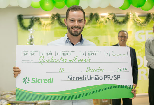 O associado da Sicredi União PR/SP Lucas Fernando Zanerato recebeu o prêmio no dia 18 de dezembro na agência de Sicredi em Casa Branca Crédito: Seis2 Produções