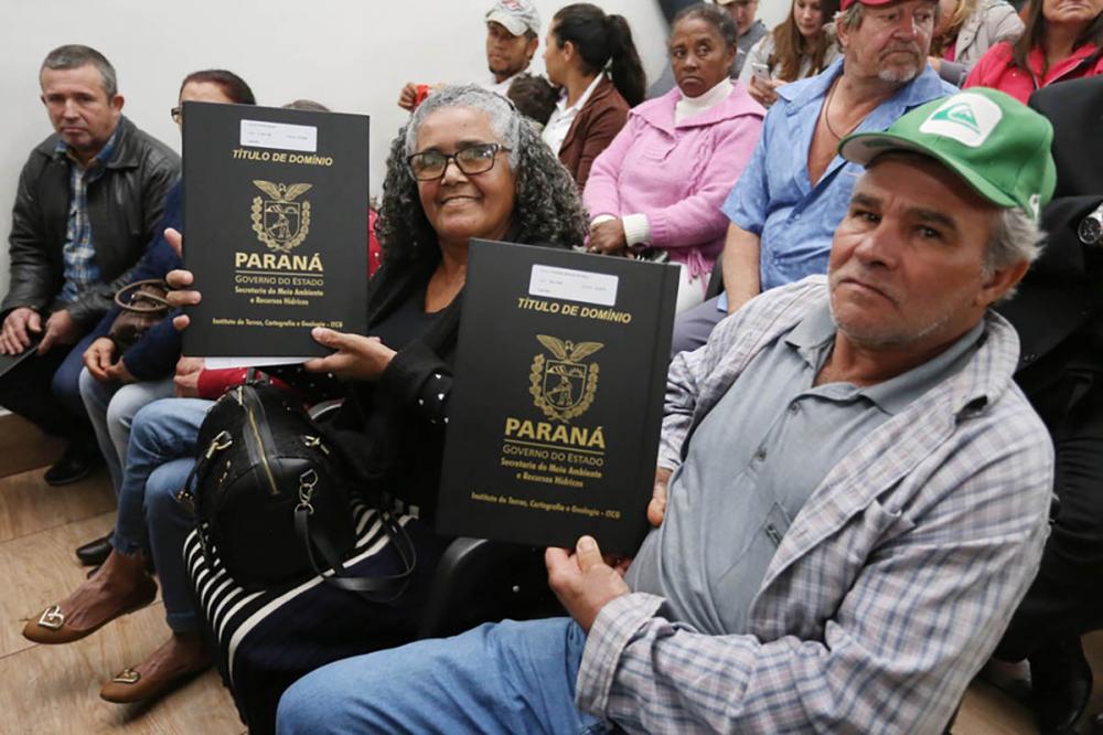 O Programa de Regularização Fundiária abrange áreas localizadas em vários municípios e é executado pelo Instituto Água e Terra (IAT), órgão vinculado à Secretaria de Estado do Desenvolvimento Sustentável e do Turismo. A meta é alcançar 15 mil famílias até