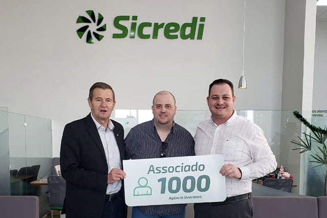 Anderson Schneider, recebe placa de reconhecimento como associado número mil Crédito: Divulgação