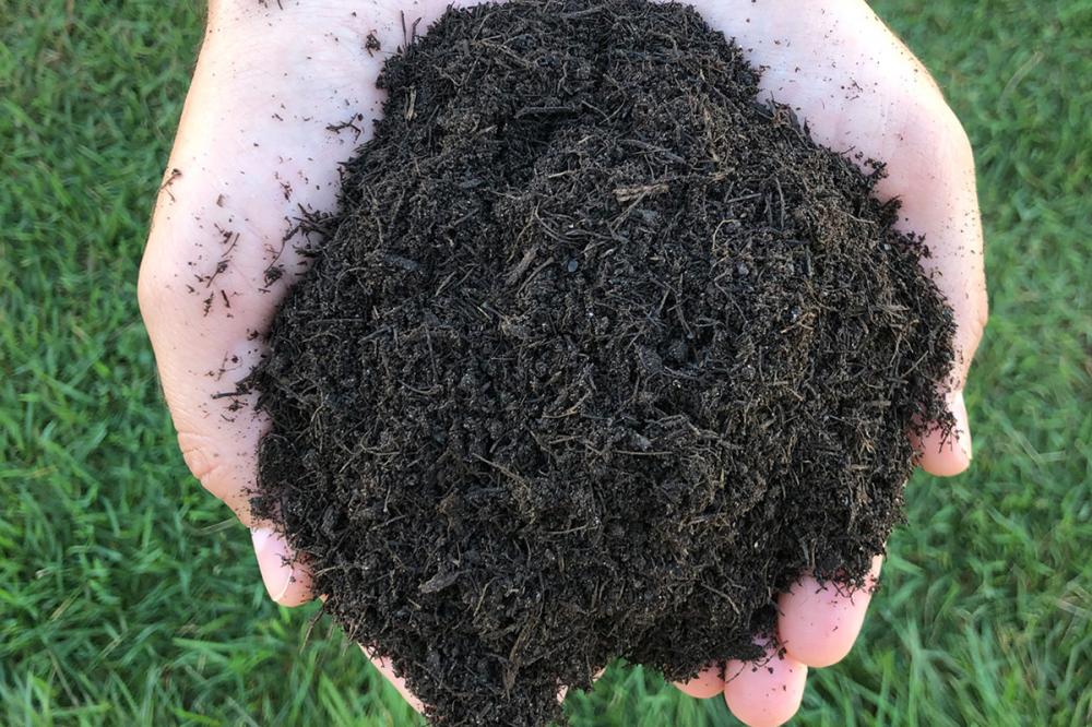 O fertilizante orgânico composto classe “A” fornece substâncias húmicas ao solo, aumentando sua agregação, porosidade, aeração e resistência contra erosão, além de melhorar os teores de macro e micronutrientes e ampliar a capacidade de retenção de água.