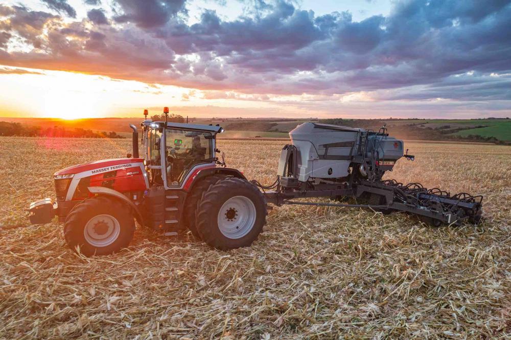 Solução de plantio composta pela nova Momentum e o trator MF 8S