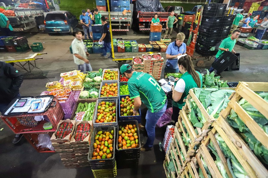 Proposta aprovada em redação final na sessão desta quarta-feira (26) prevê a possibilidade de associações e pequenas cooperativas poderem participar do comércio de produtos nas Ceasas do Paraná. Foto AEN.