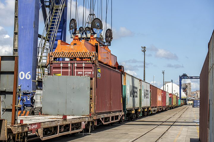 Aumenta o transporte de cargas pela ferrovia até o Porto de Paranaguá - Foto: Claudio Neves