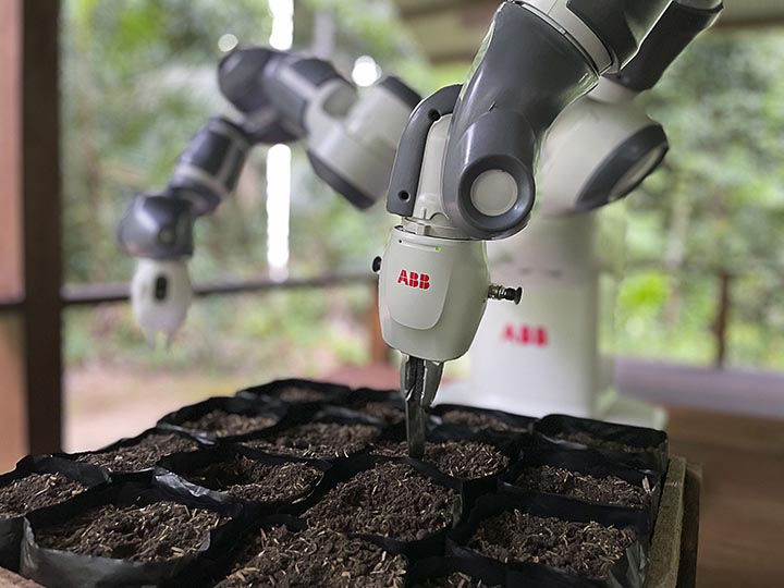 Projeto viabilizado pela tecnologia RobotStudio® Cloud: os especialistas da ABB simulam, refinam e implantam a programação robótica em tempo real a partir de 12.000 km de distância na Suécia. Fotos Divulgação.