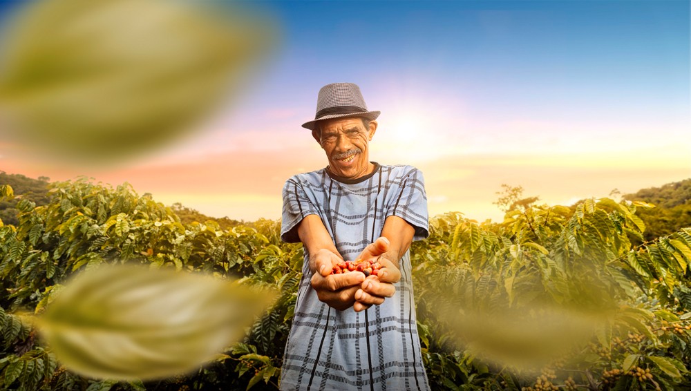 Seu Anísio Nunes Cordeiro, produtor rural de Água Boa (MG), ao lado de seu cafezal que se tornou a realização de um sonho após receber apoio técnico do Senar.
