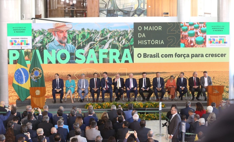 O Plano Safra 2023/2024 incentiva o fortalecimento dos sistemas de produção ambientalmente sustentáveis, com redução das taxas de juros para recuperação de pastagens e premiação para os produtores rurais que adotam práticas agropecuárias consideradas mais