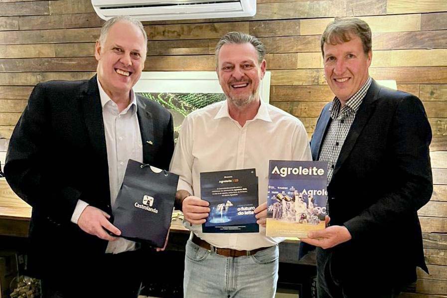 Bertolini foi à capital federal acompanhado de Willem Bowman, presidente da Cooperativa Castrolanda, que também entregou aos convidados um livro sobre sete décadas da história da imigração holandesa em Castro.