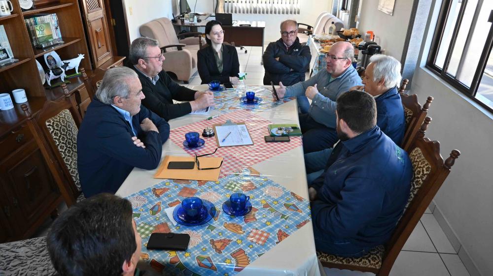 Professor Marcelo Barreto da Silva, membro do Conselho Deliberativo do Instituto Presbiteriano Mackenzie, discutindo parceria com o Sindicato Rural de Castro, Senar e IDR-Paraná, durante a Agroleite 2023.