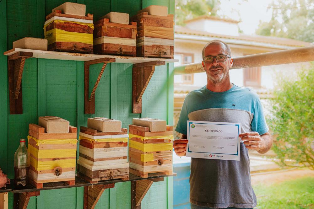 O produtor Erich de Barros Lange participou da capacitação realizada pelo Tecpar e já instalou caixas de abelhas na sua chácara em Morretes. Foto: Albori Ribeiro/Prefeitura de Morretes