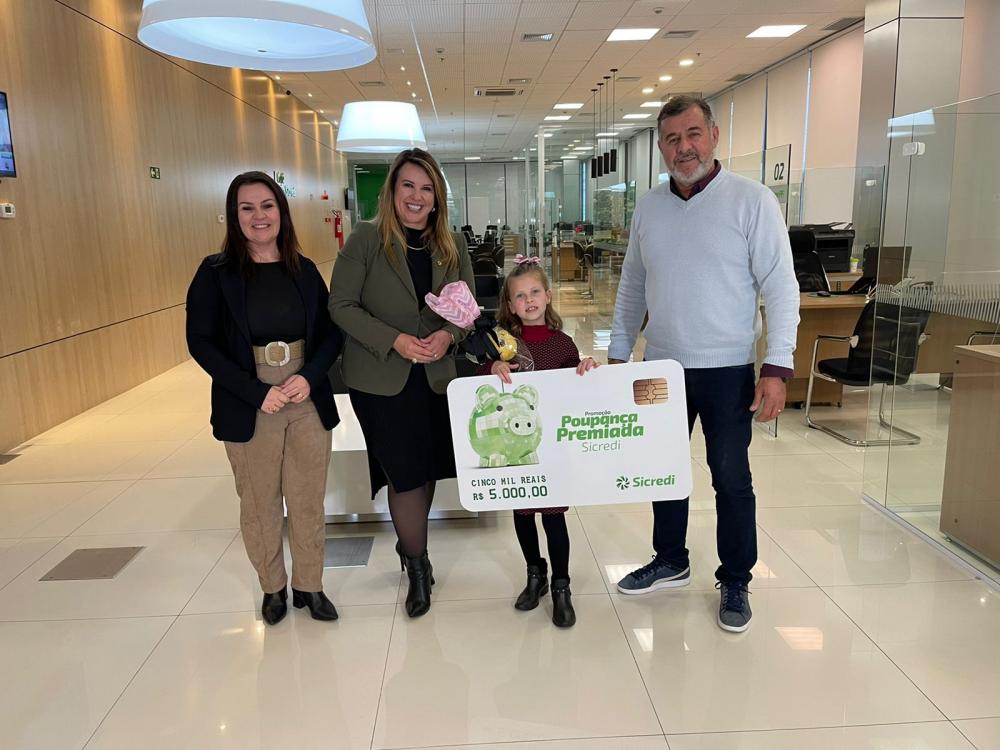  Valentina Jaremtchuk, de apenas seis anos, ganhou R$ 5 mil da premiação semanal e foi recebida pela equipe da Agência Nova Rússia para a entrega simbólica.