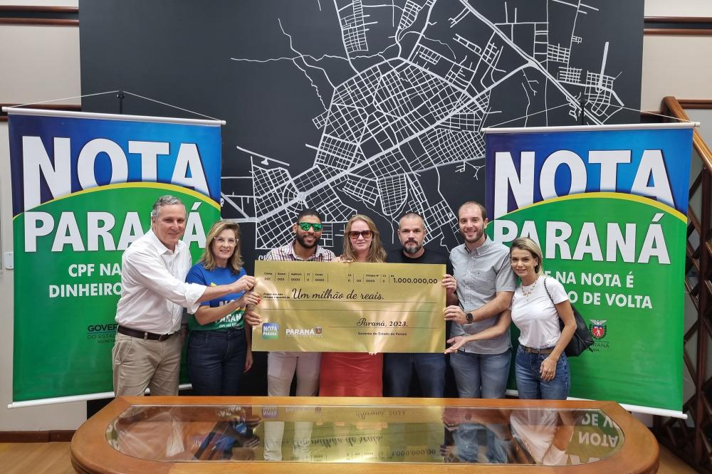 Agricultora de Paranavaí recebe cheque de R$ 1 milhão do Nota Paraná Foto: SEFA
