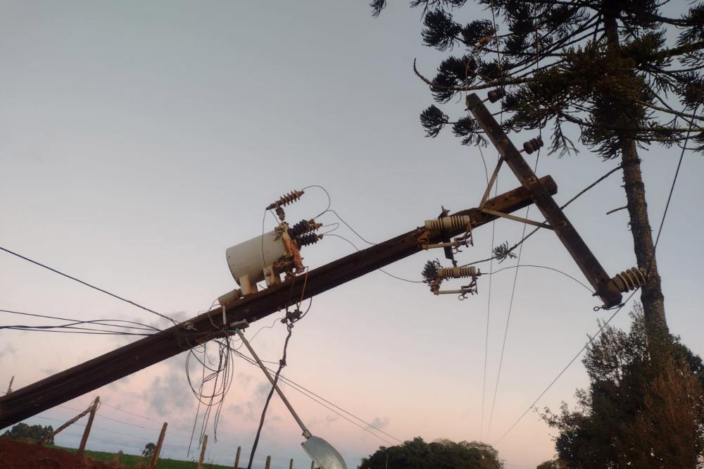 Após temporais, centenas de profissionais da Copel trabalham para restabelecer energia - Palmeira Foto: Copel