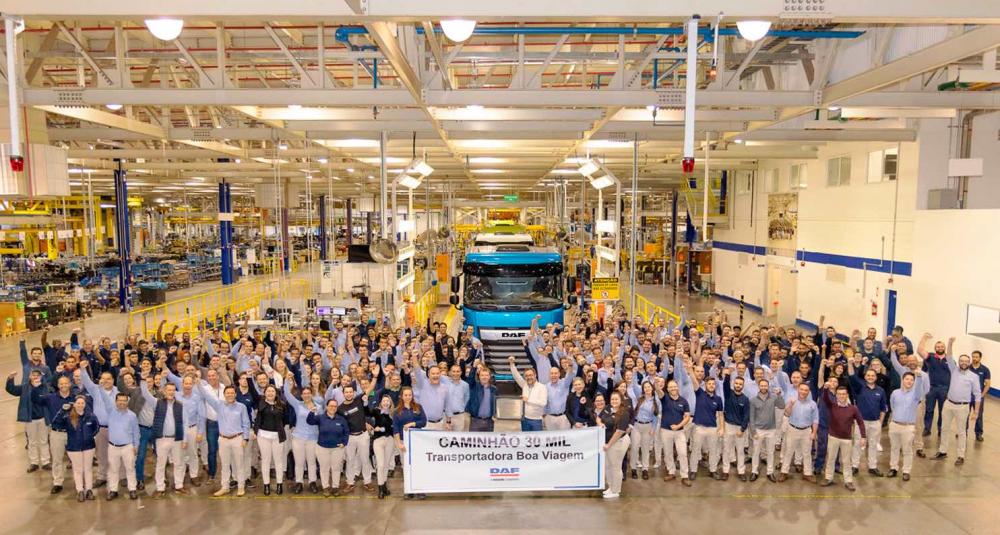Além da marca histórica de 30 mil caminhões DAF produzidos desde 2013, início da operação brasileira, a companhia trabalhou igualmente planejada e estruturada dentro do seu plano de negócios para a transição da tecnologia Proconve P7 - P8.