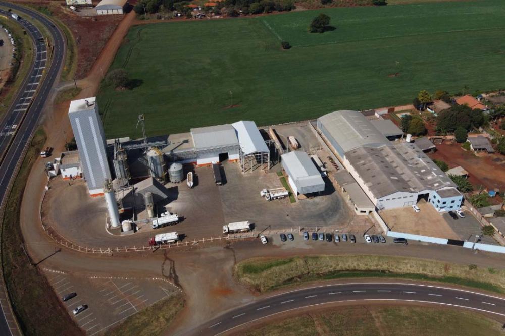 A Lar fez um arrendamento de longo prazo para operar o complexo industrial da Frango Granjeiro no município, que existe há 34 anos. Esse contrato prevê compromisso futuro de compra e incorporação da frota de veículos leves e pesados da empresa. Neste frig
