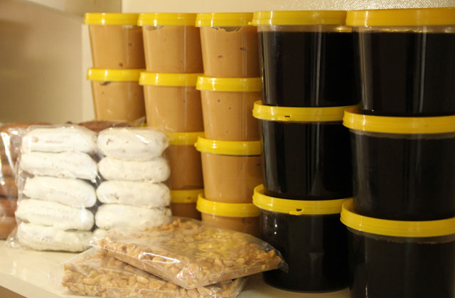 Produtos à base de melado e potes com o melado escorrido e batido (crédito - Maikelly Ribas)