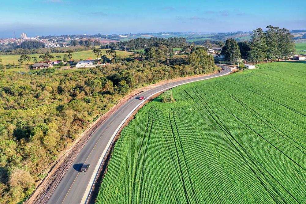 O asfalto que reveste a via que liga Catanduvas, um dos dois distritos rurais de Carambeí, à sede da cidade já não suporta o trânsito frequente, formado não apenas pelos caminhões que transportam leite, como também a produção de suínos, frango, madeira e 