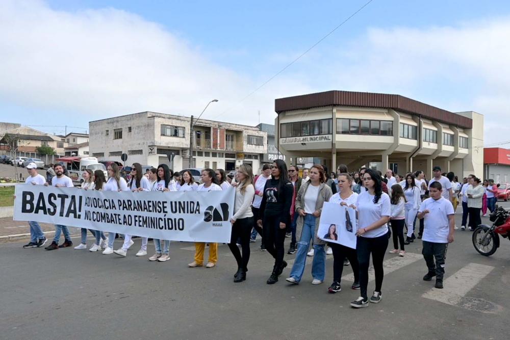A comunidade em luta contra o feminicídio e violência doméstica toma conta das ruas de Piraí do Sul. Foto Toninho Anhaia