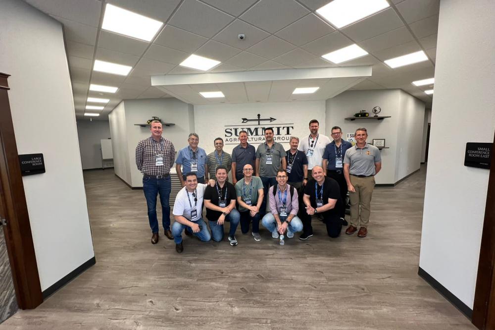 Com objetivo de trocar experiências de sucesso no agronegócio, a comitiva internacional liderada pelo governador Carlos Massa Ratinho Junior esteve nesta segunda-feira (24) na sede da Summit Agricultural Group, em Des Moines, na capital do Iowa, no Estado