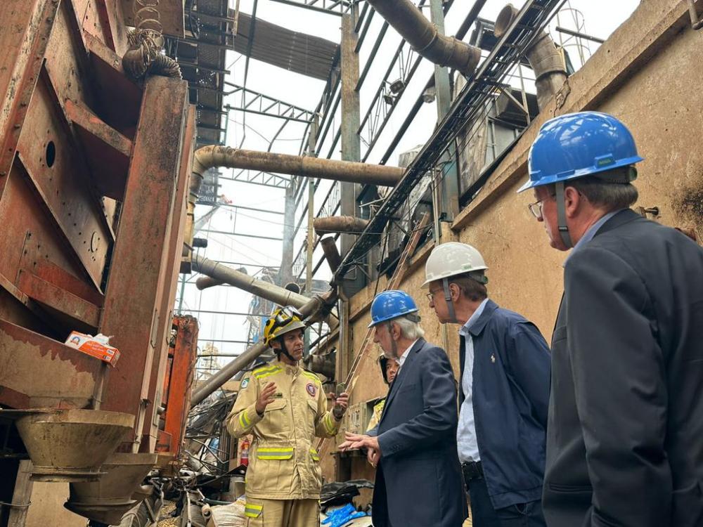 O governador em exercício Darci Piana visita o local da explosão em silo de milho ao lado do prefeito de Palotina, Luiz Ernesto de Giacometti, representantes da C.Vale e outras autoridades, enquanto as buscas e investigações continuam. Foto AEN