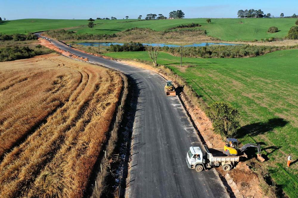 O movimento de veículos na estrada é muito intenso. Em somente uma das três mineradoras chegam a circular 200 caminhões por dia, além dos ônibus do transporte escolar e do tráfego dos veículos menores. Fotos AEN.