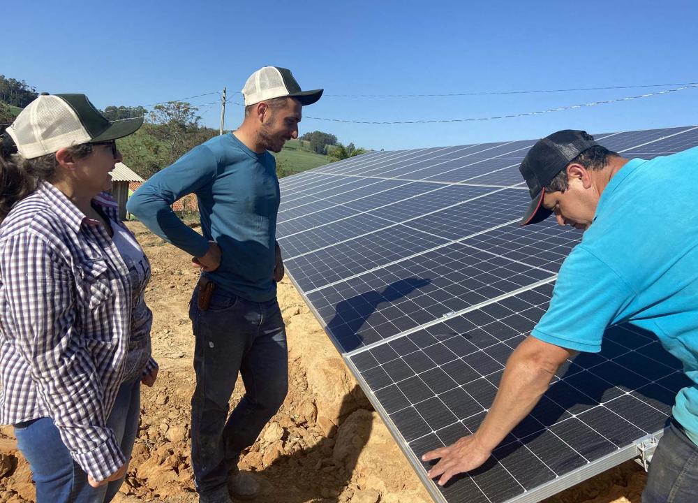 O uso da tecnologia vem crescendo no agronegócio em todo o Brasil e os produtores rurais já perceberam o potencial na utilização da energia solar. 